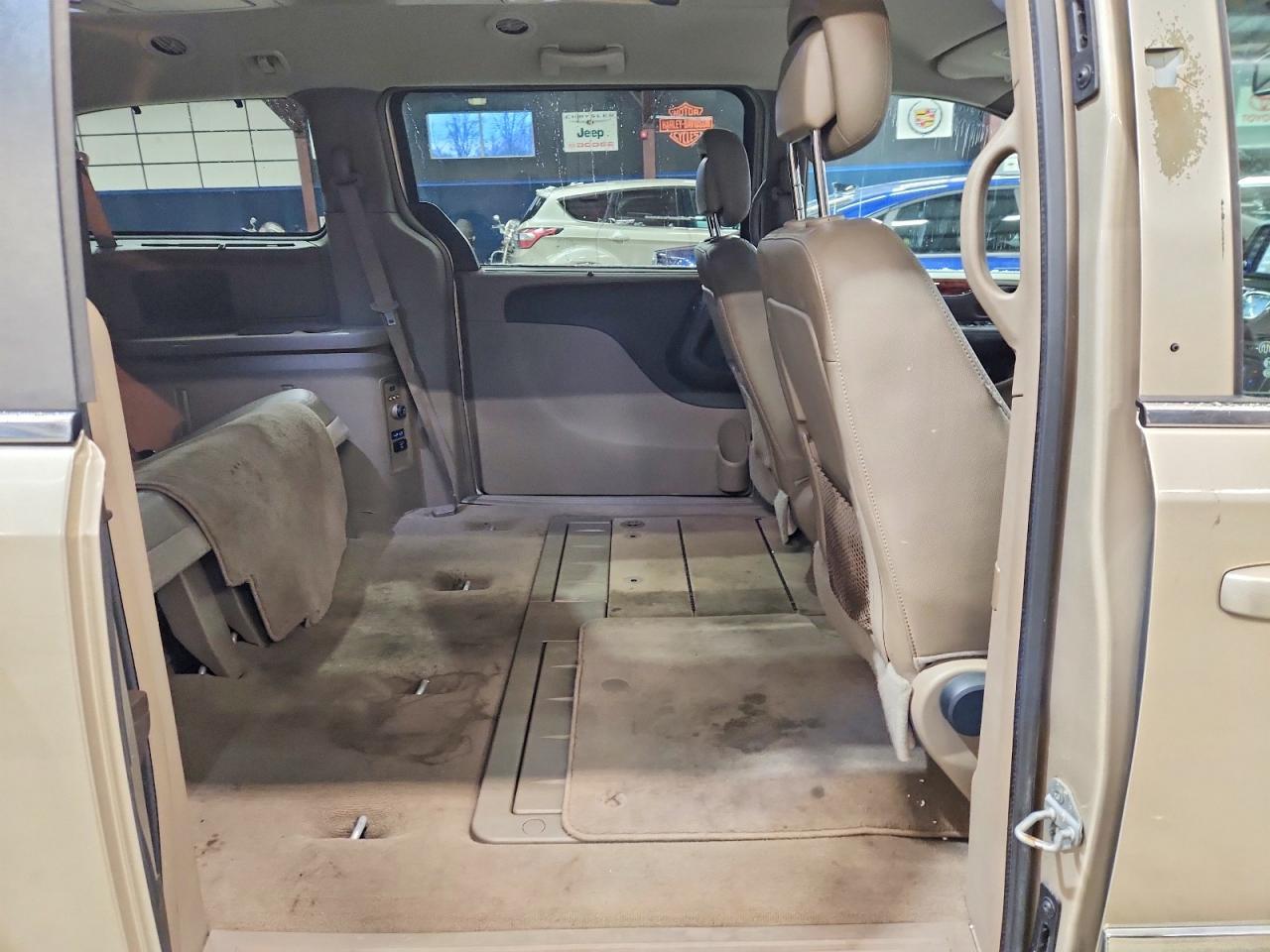 CHRYSLER TOWN & COUNTRY