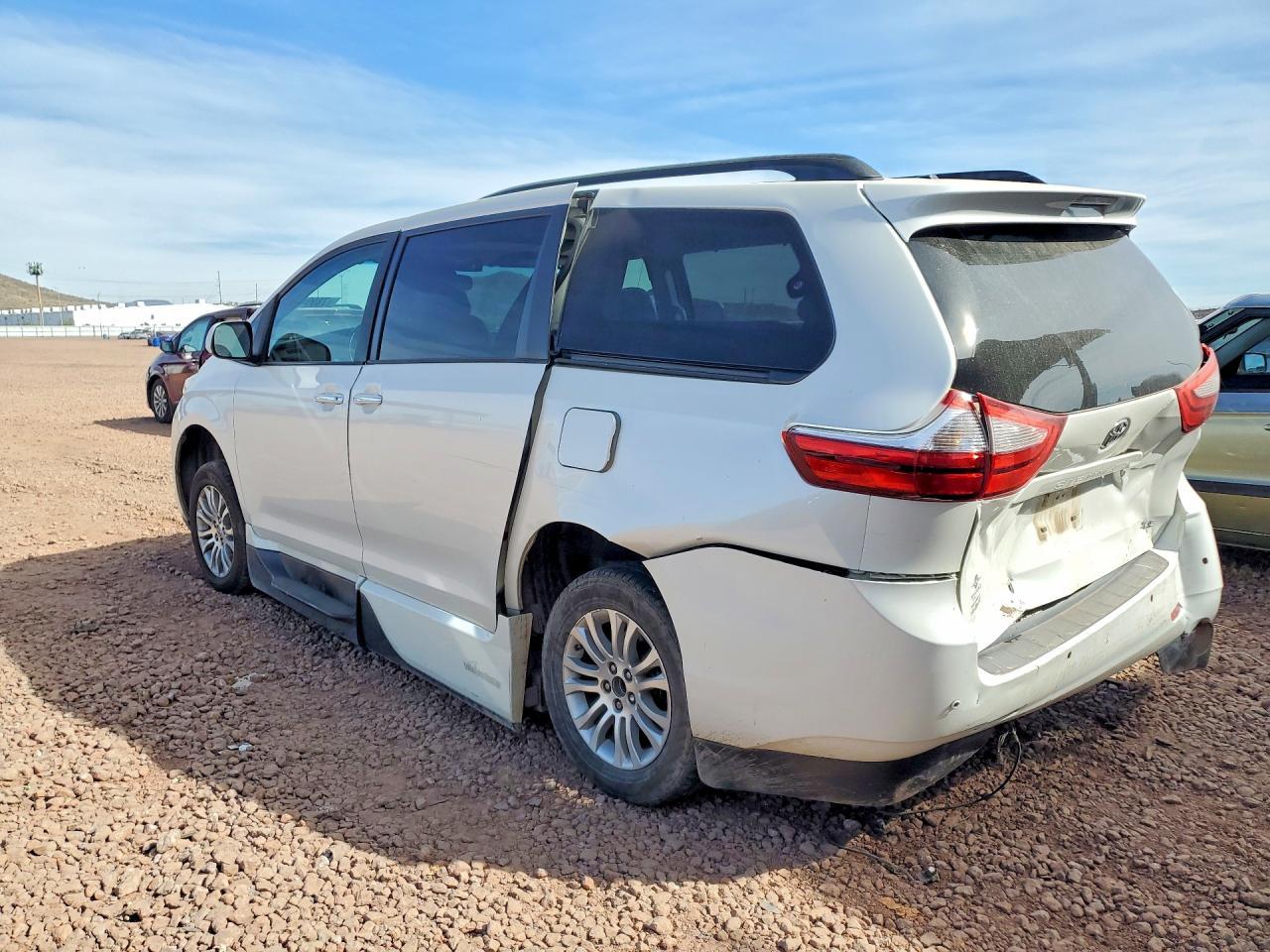 2015 TOYOTA SIENNA — фото 2
