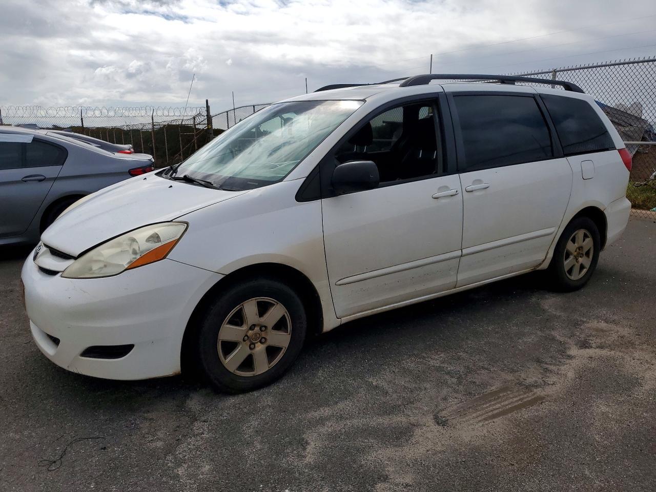 2010 TOYOTA SIENNA — фото 1