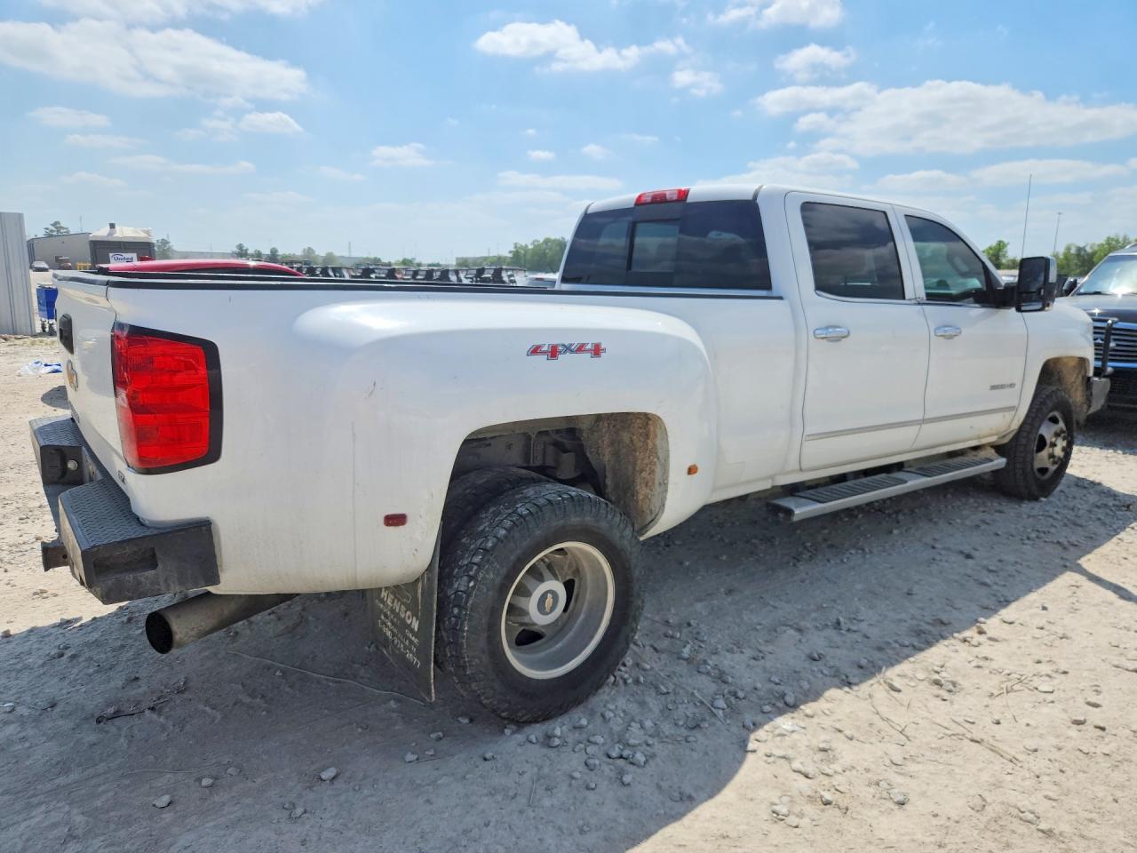 2015 CHEVROLET SILVERADO 3500 — фото 3