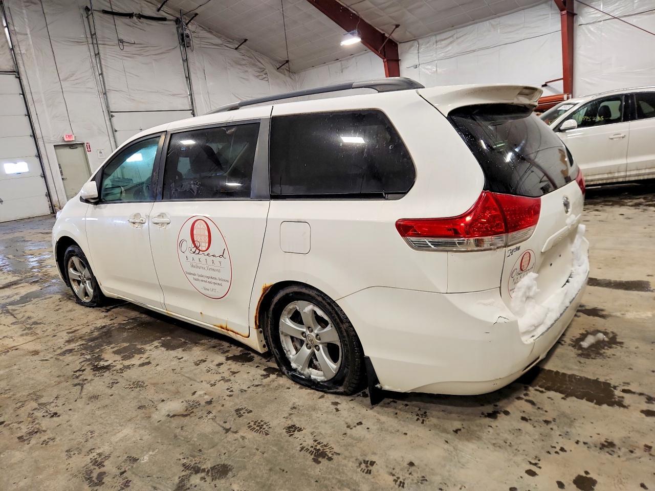 2011 TOYOTA SIENNA — фото 2