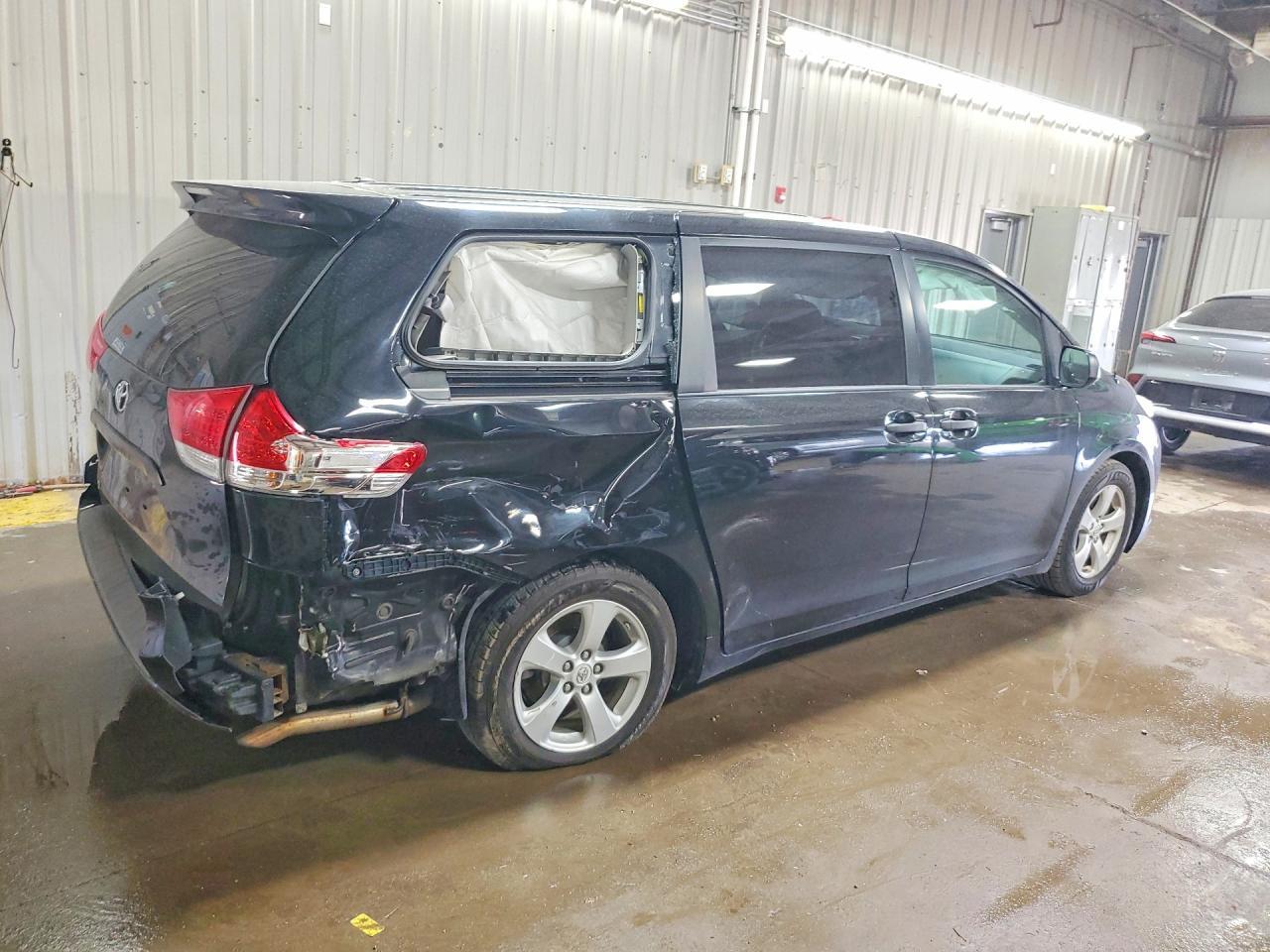 2013 TOYOTA SIENNA — фото 3