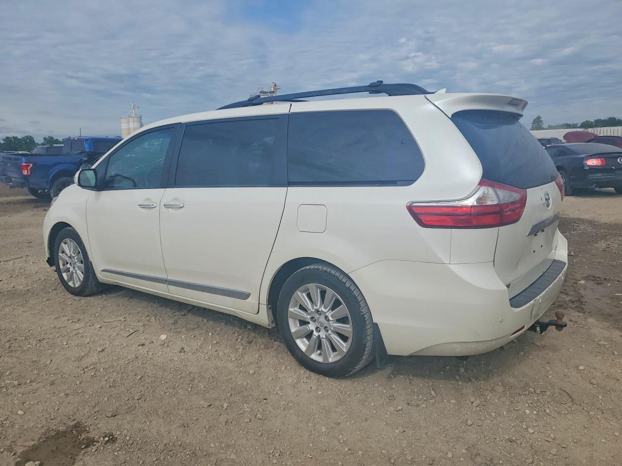 2015 TOYOTA SIENNA — фото 2
