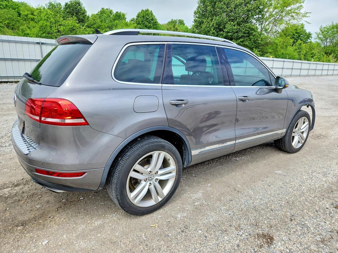 2011 VOLKSWAGEN TOUAREG — фото 3