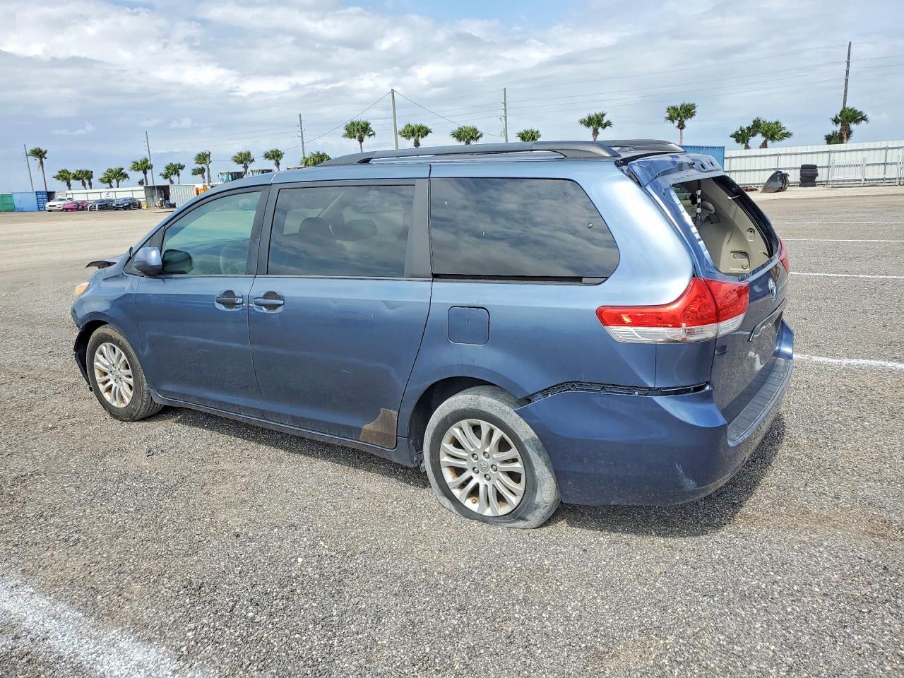 2014 TOYOTA SIENNA — фото 2