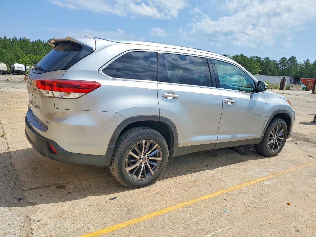 2019 TOYOTA HIGHLANDER — фото 3