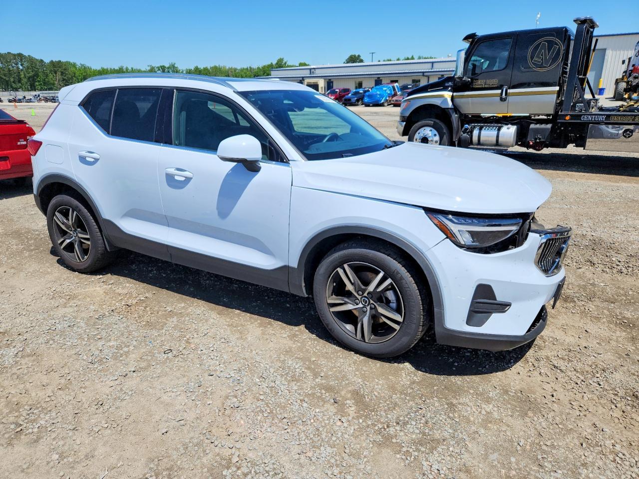 2025 VOLVO XC40 — фото 4