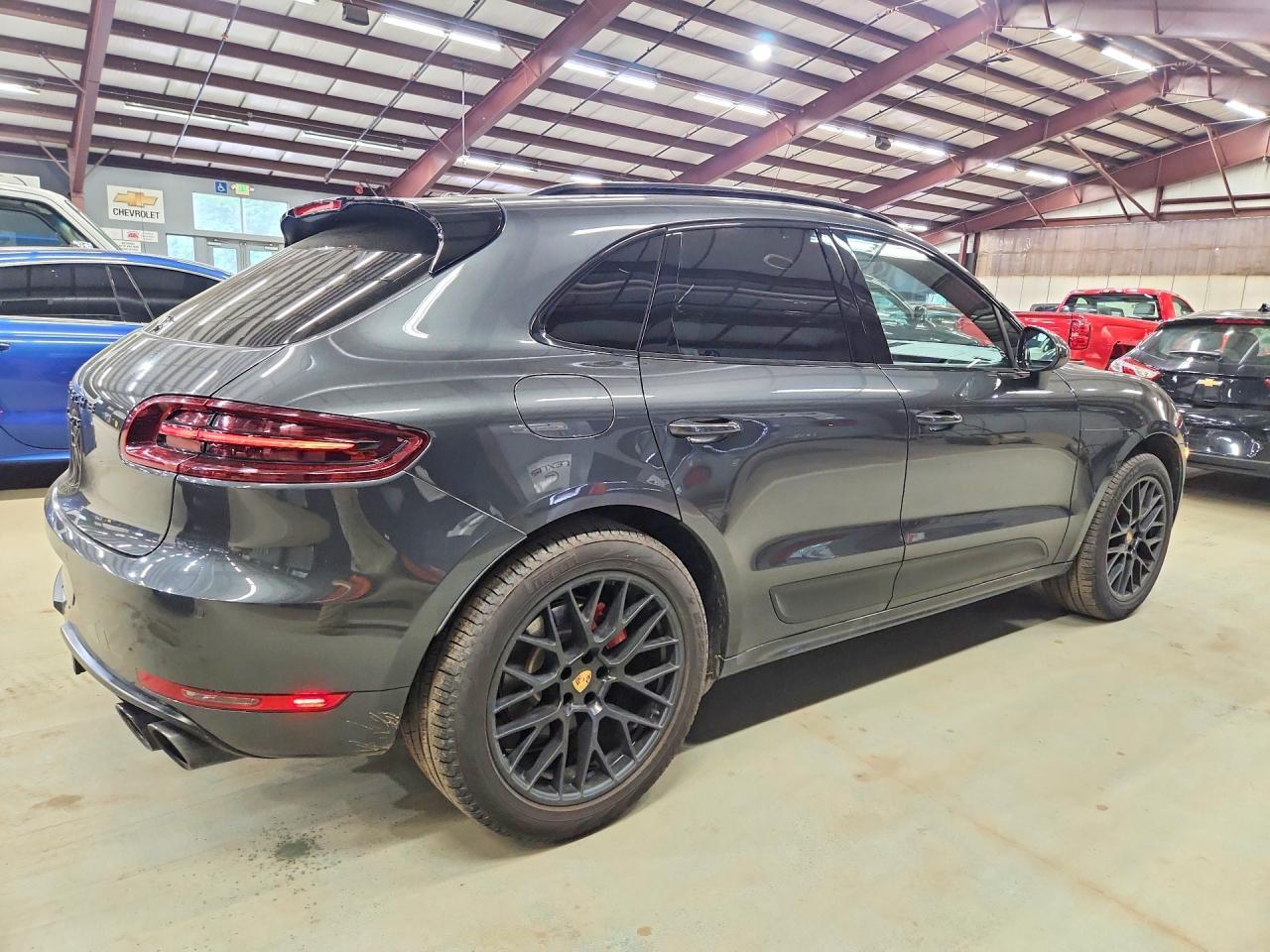 PORSCHE MACAN