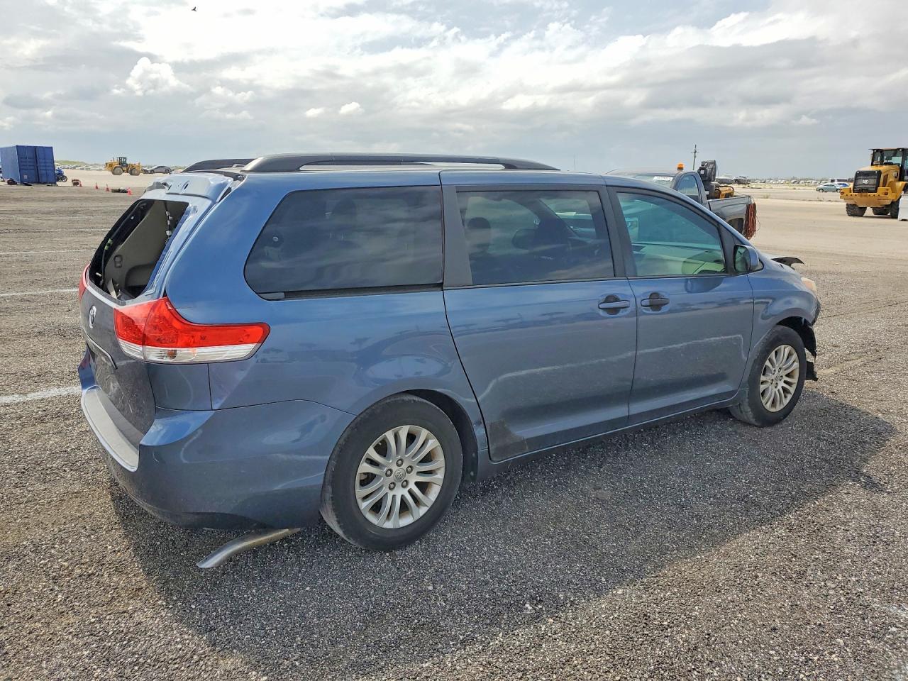 2014 TOYOTA SIENNA — фото 3
