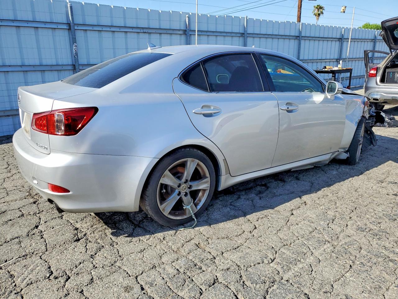 2011 LEXUS IS 250 — фото 3
