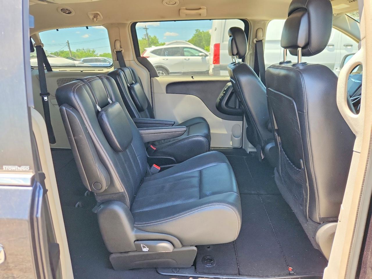 CHRYSLER TOWN & COUNTRY
