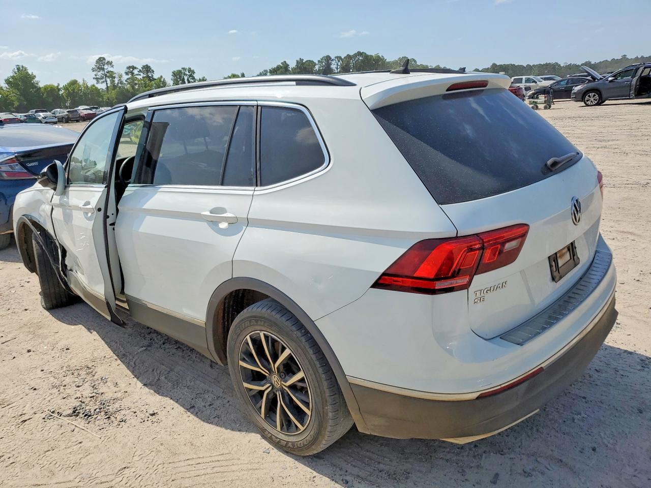 2021 VOLKSWAGEN TIGUAN — фото 2