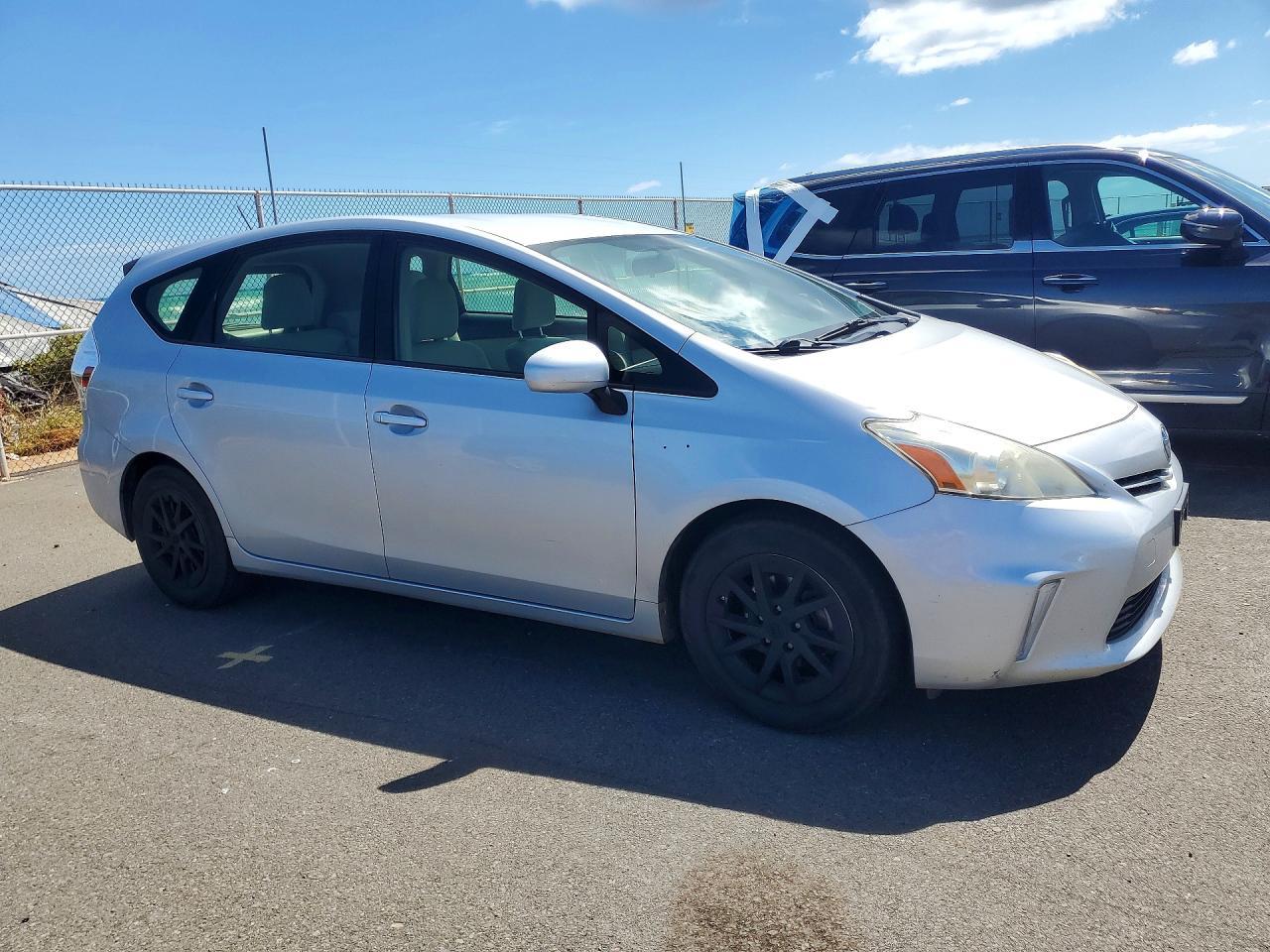 2013 TOYOTA PRIUS V — фото 4