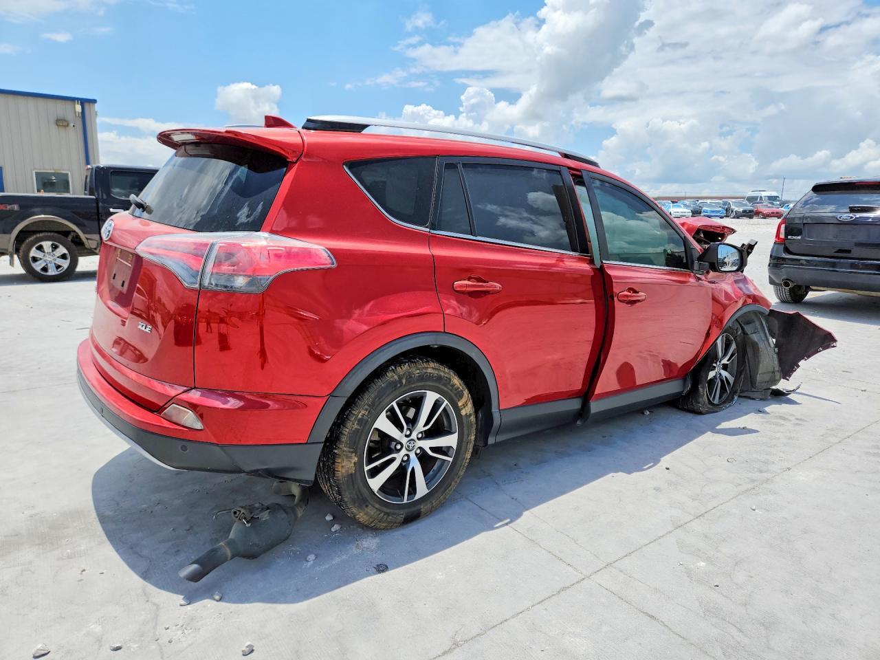 2017 TOYOTA RAV4 — фото 3