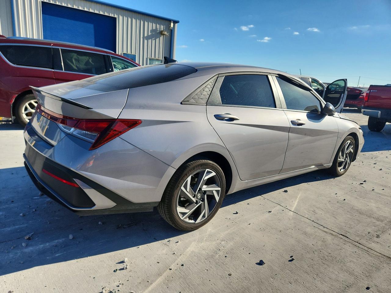 2025 HYUNDAI ELANTRA — фото 3