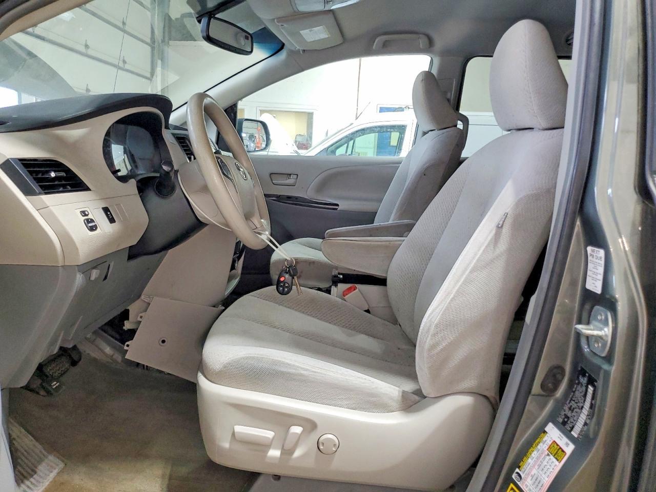2012 TOYOTA SIENNA — фото 7