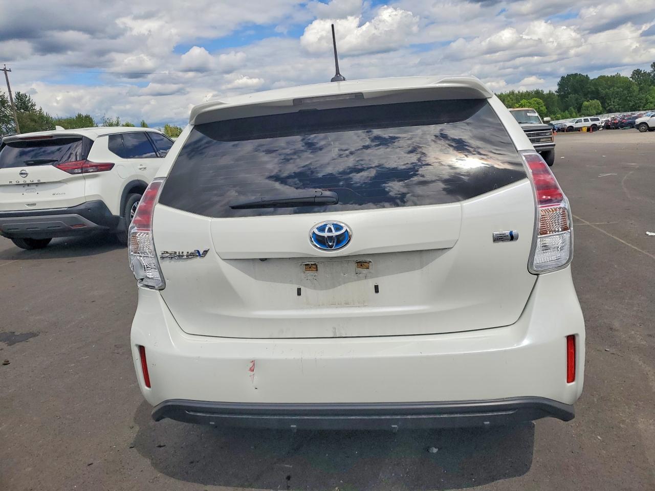 2017 TOYOTA PRIUS V — фото 6