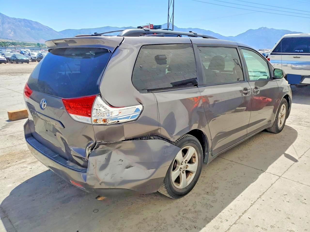 2011 TOYOTA SIENNA — фото 3