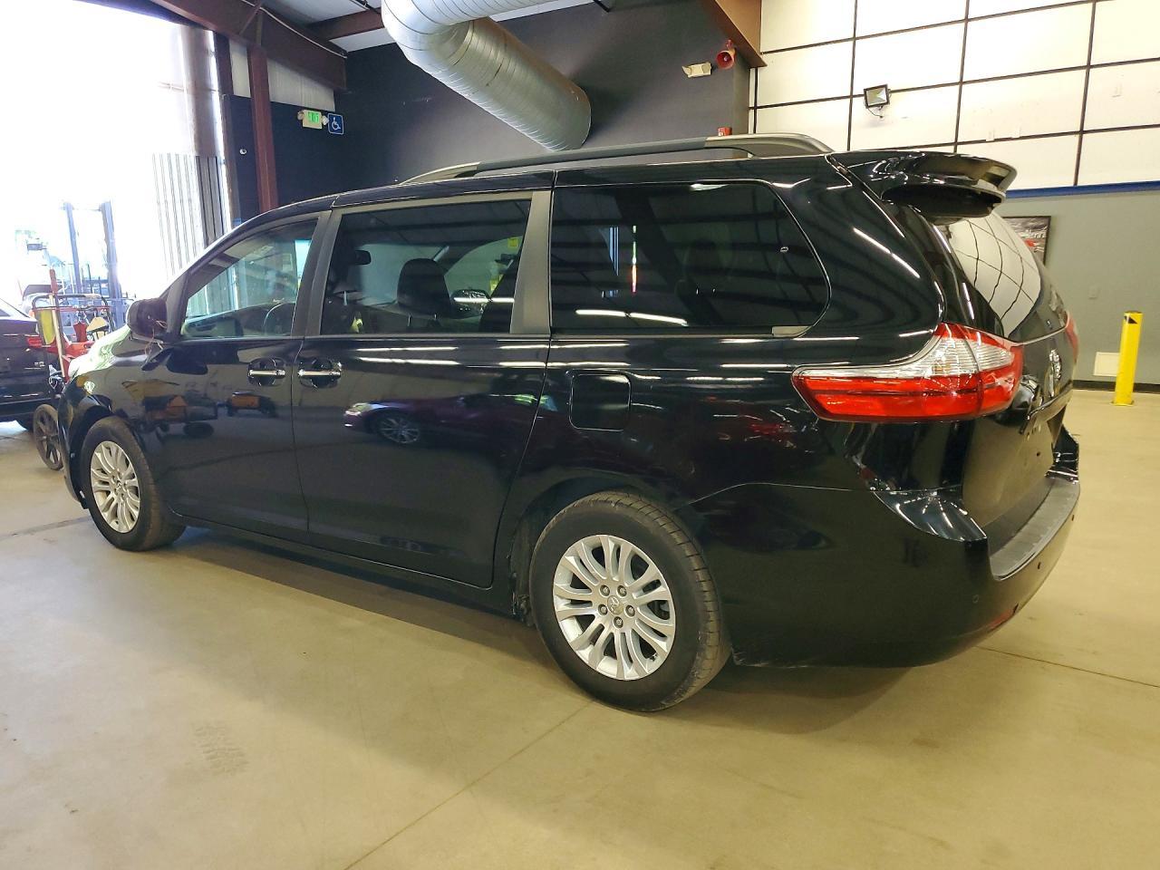 2017 TOYOTA SIENNA — фото 2