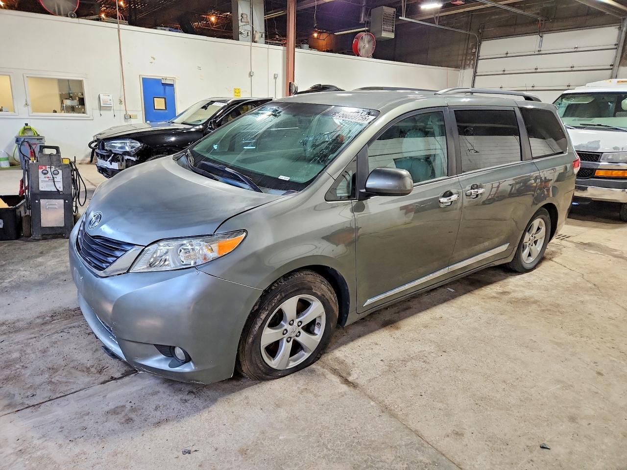 2011 TOYOTA SIENNA — фото 1