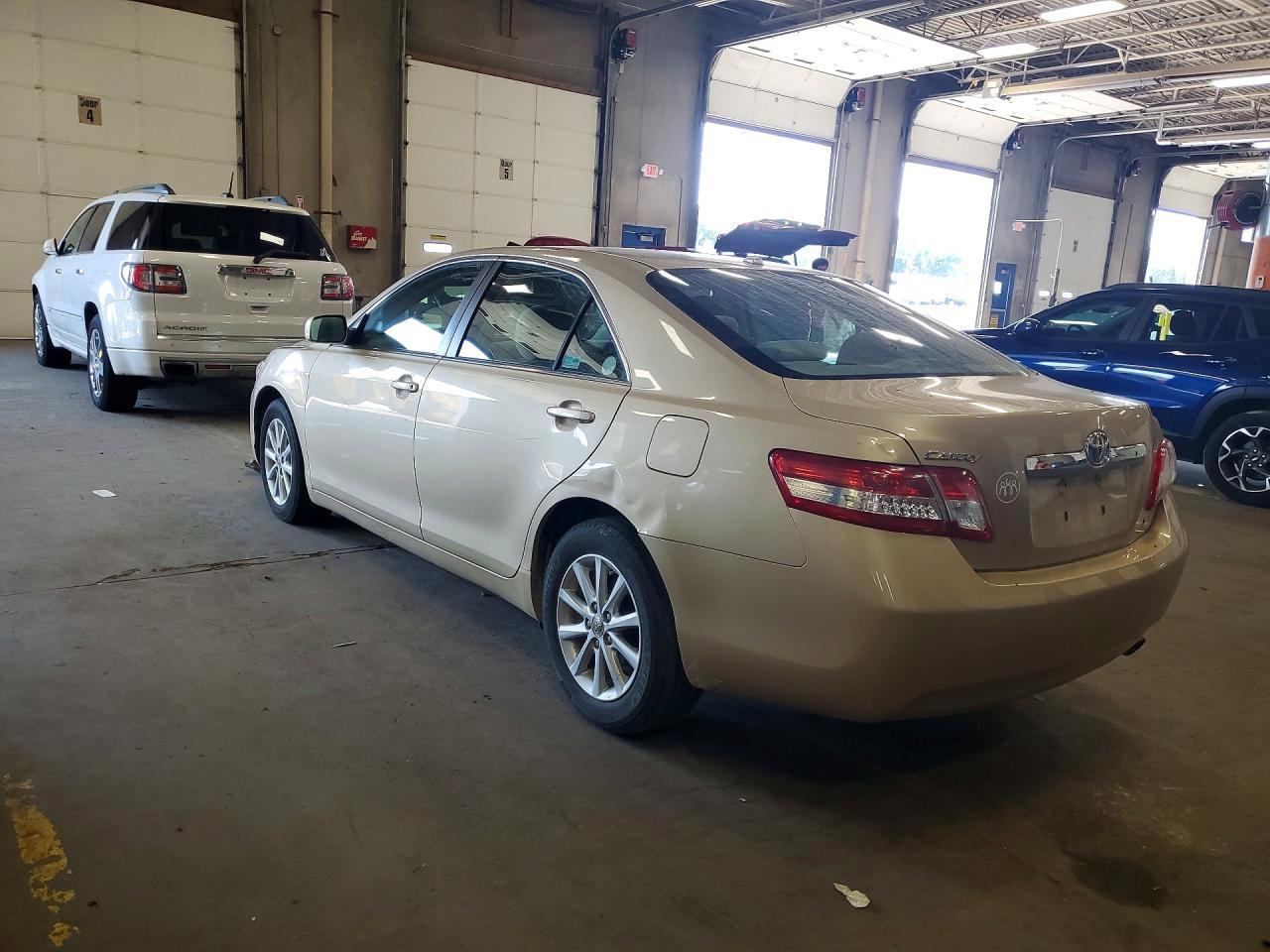 2011 TOYOTA CAMRY — фото 2