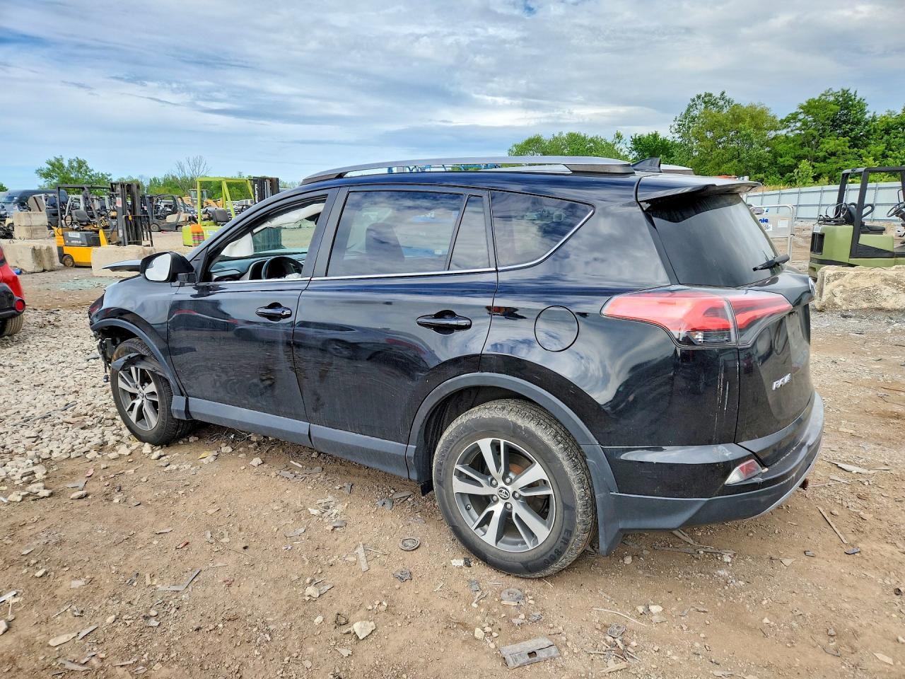 2017 TOYOTA RAV4 — фото 2