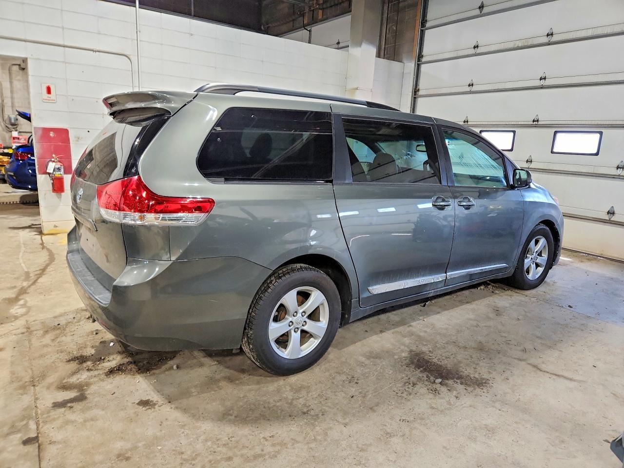 2011 TOYOTA SIENNA — фото 3