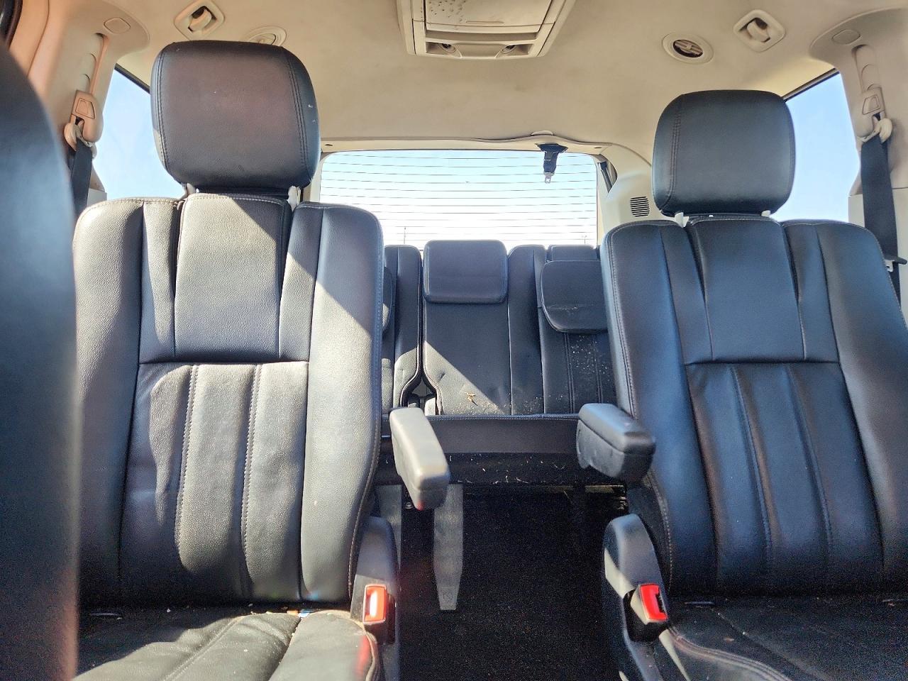 CHRYSLER TOWN & COUNTRY