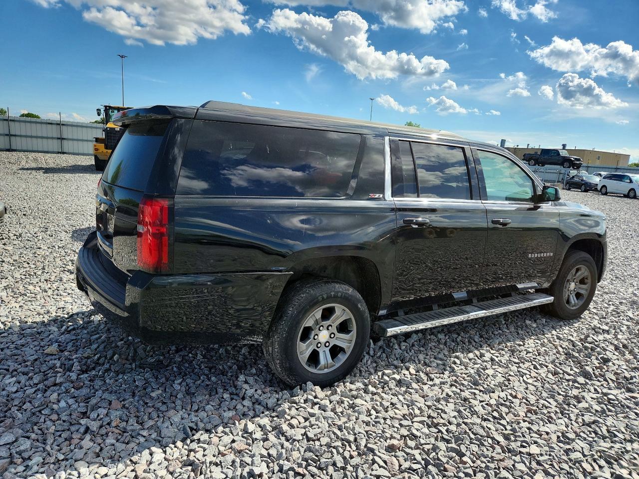 2015 CHEVROLET SUBURBAN — фото 3
