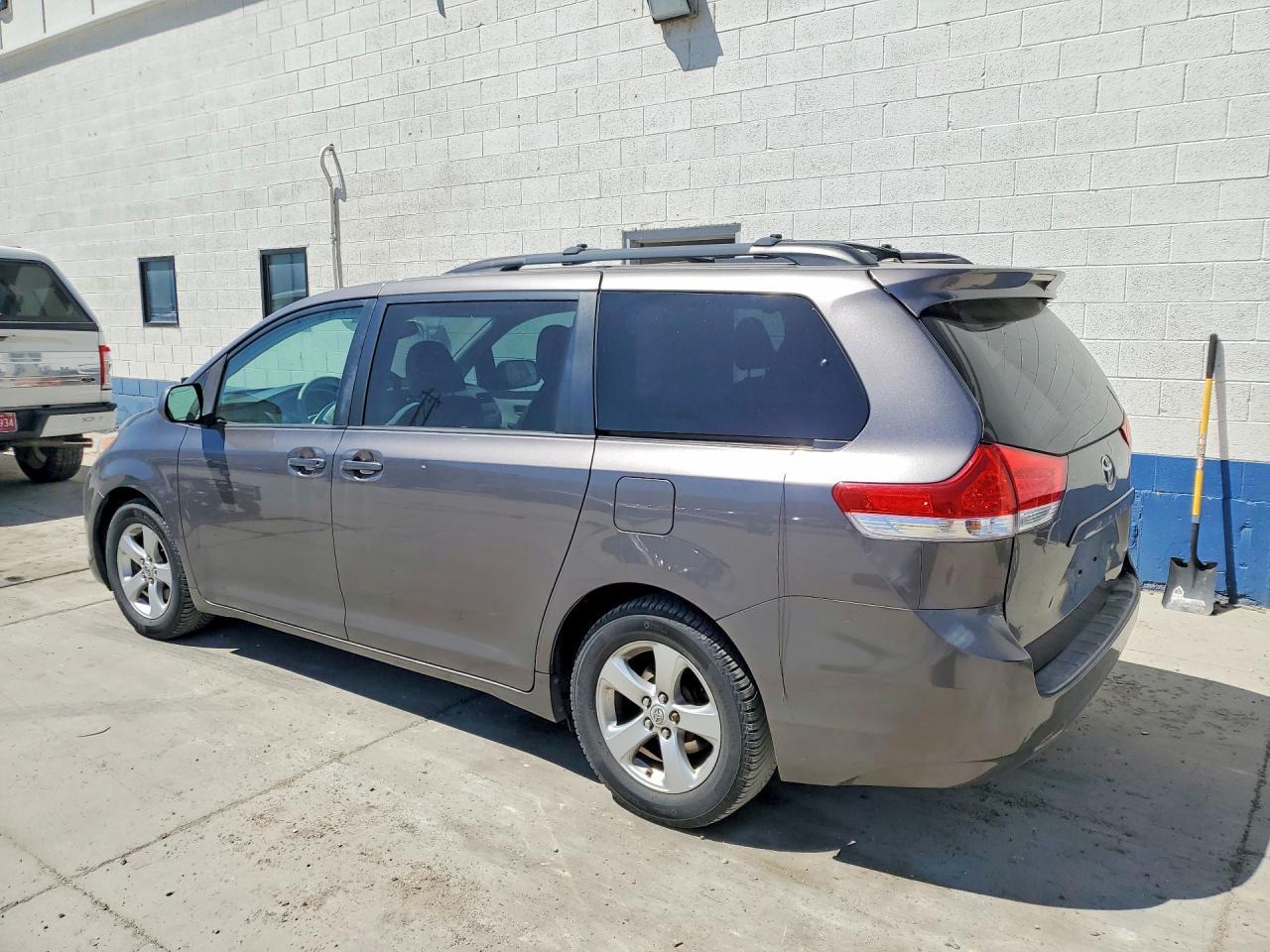 2011 TOYOTA SIENNA — фото 2