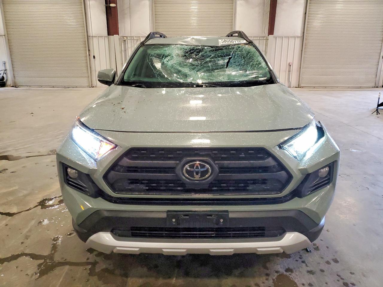 2019 TOYOTA RAV4 — фото 5