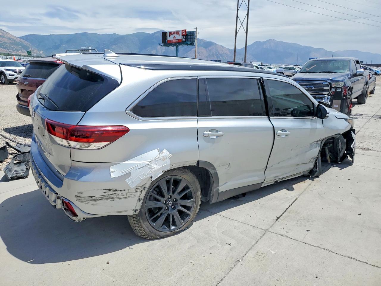 2019 TOYOTA HIGHLANDER — фото 3