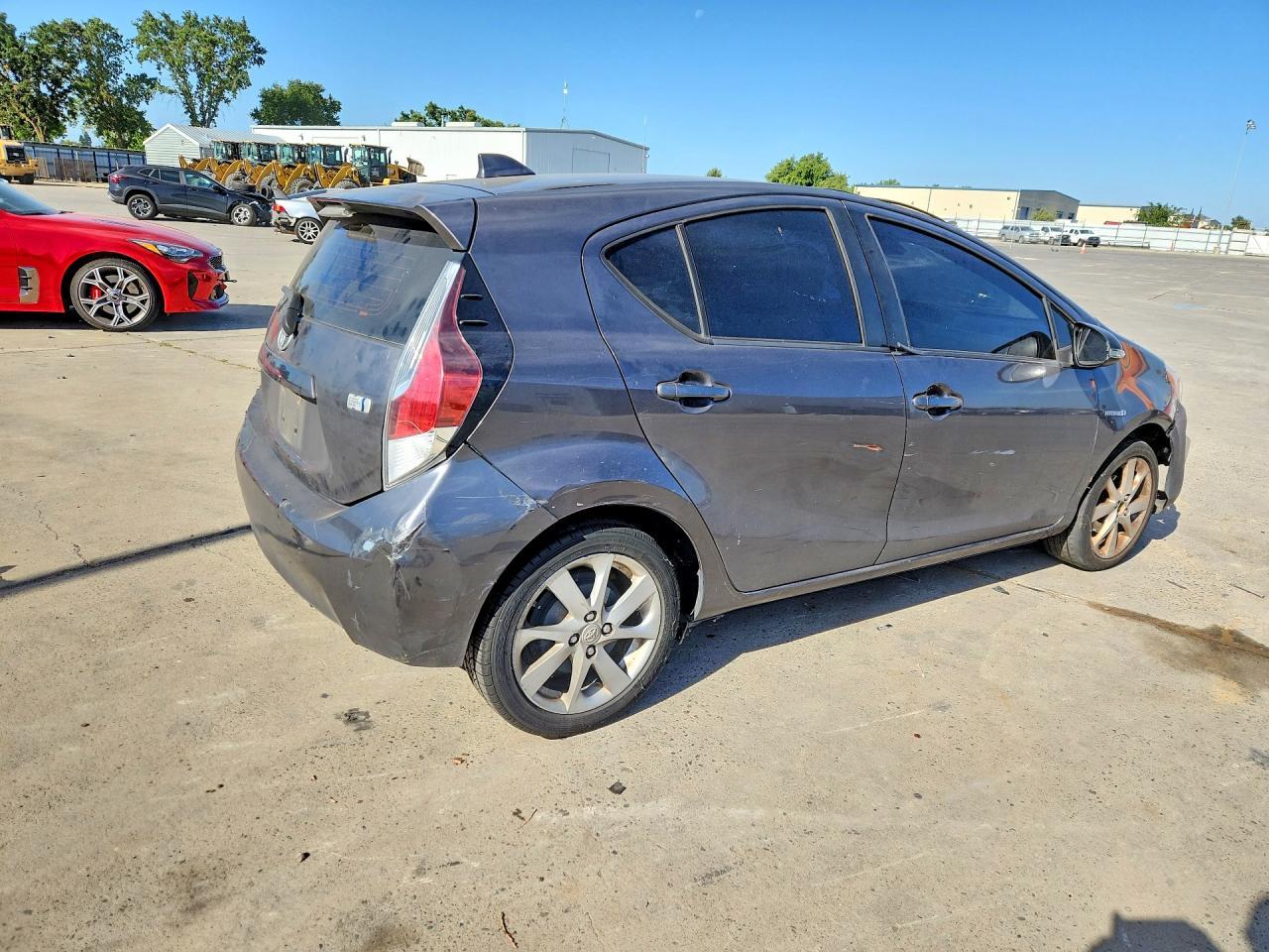 2016 TOYOTA PRIUS C — фото 3