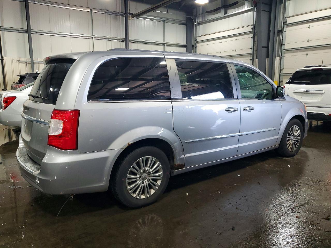 2013 CHRYSLER TOWN & COUNTRY — фото 3