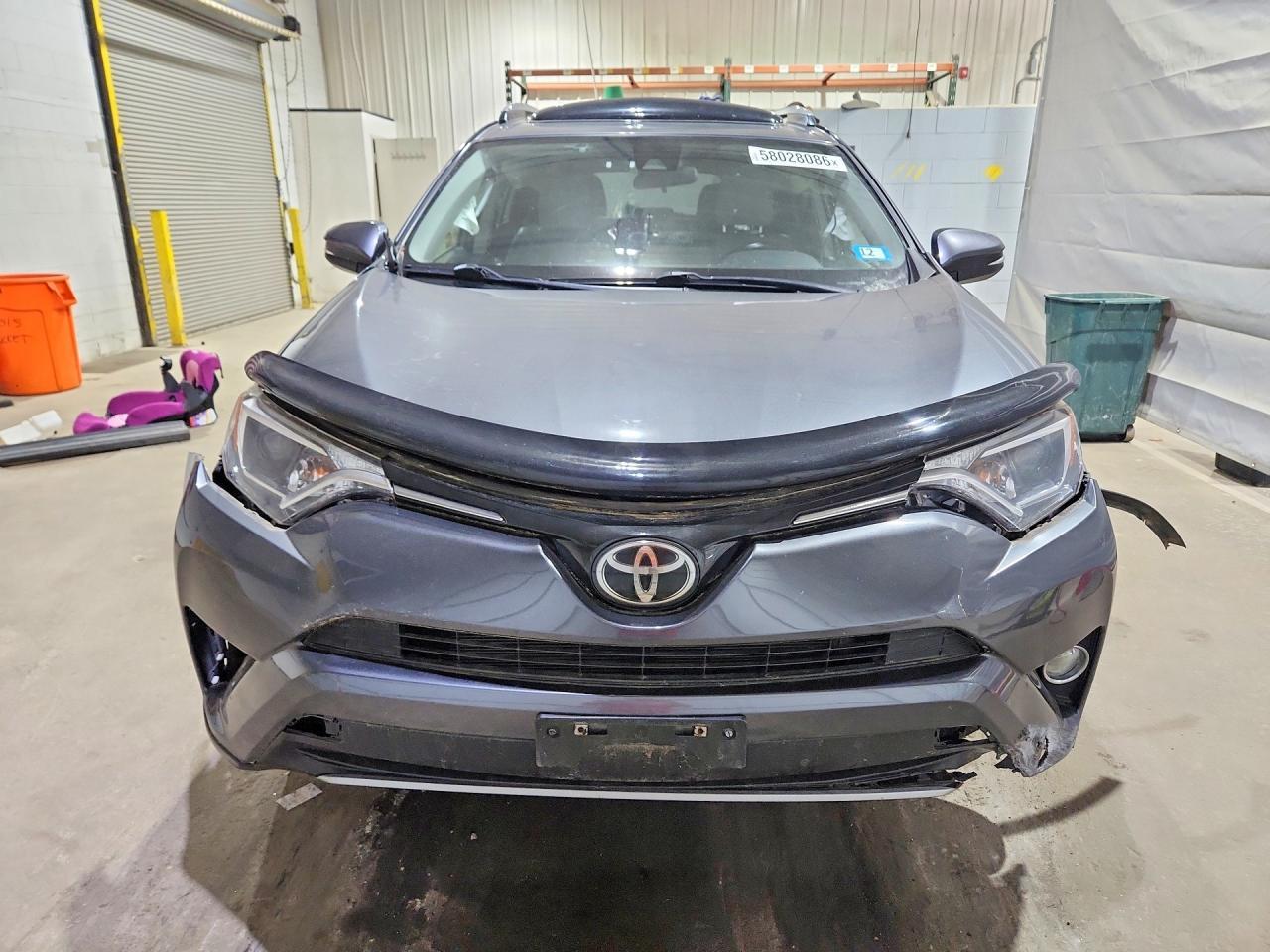 2017 TOYOTA RAV4 — фото 5