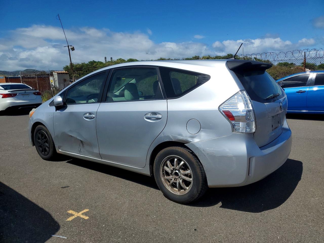 2013 TOYOTA PRIUS V — фото 2