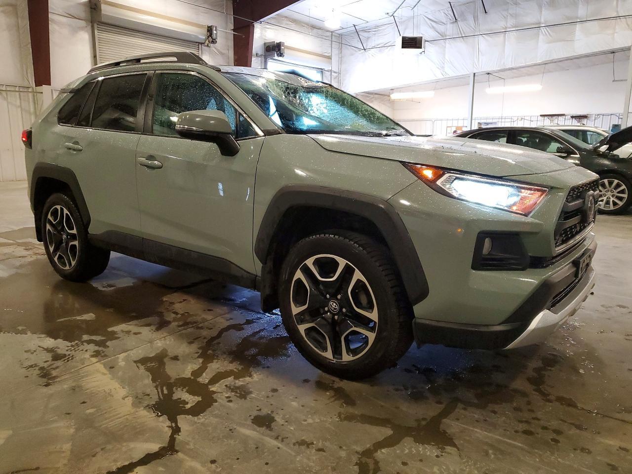 2019 TOYOTA RAV4 — фото 4