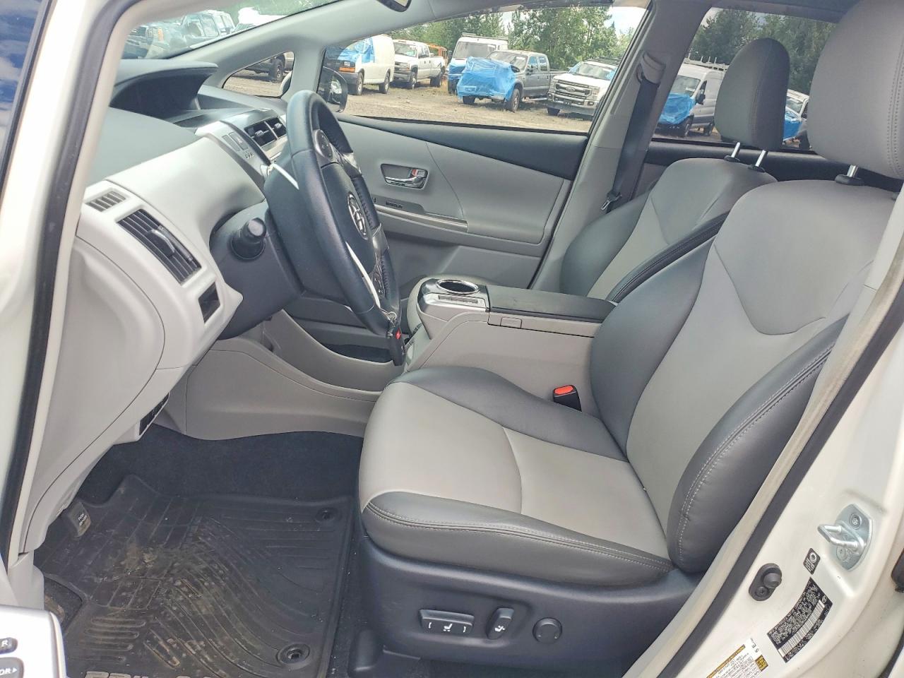 2017 TOYOTA PRIUS V — фото 7