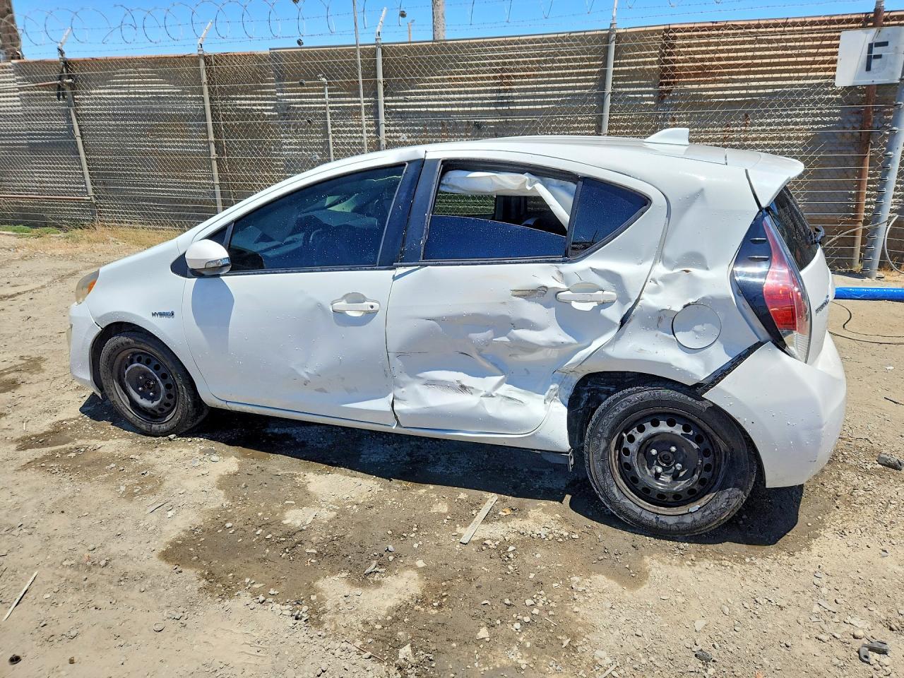 2016 TOYOTA PRIUS C — фото 2