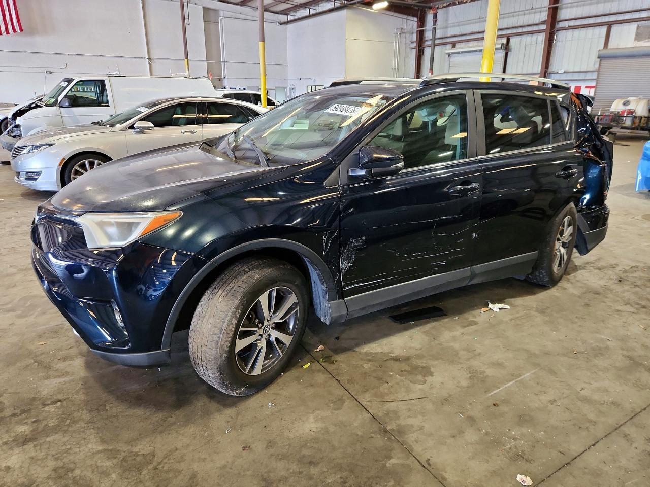 2017 TOYOTA RAV4 — фото 1