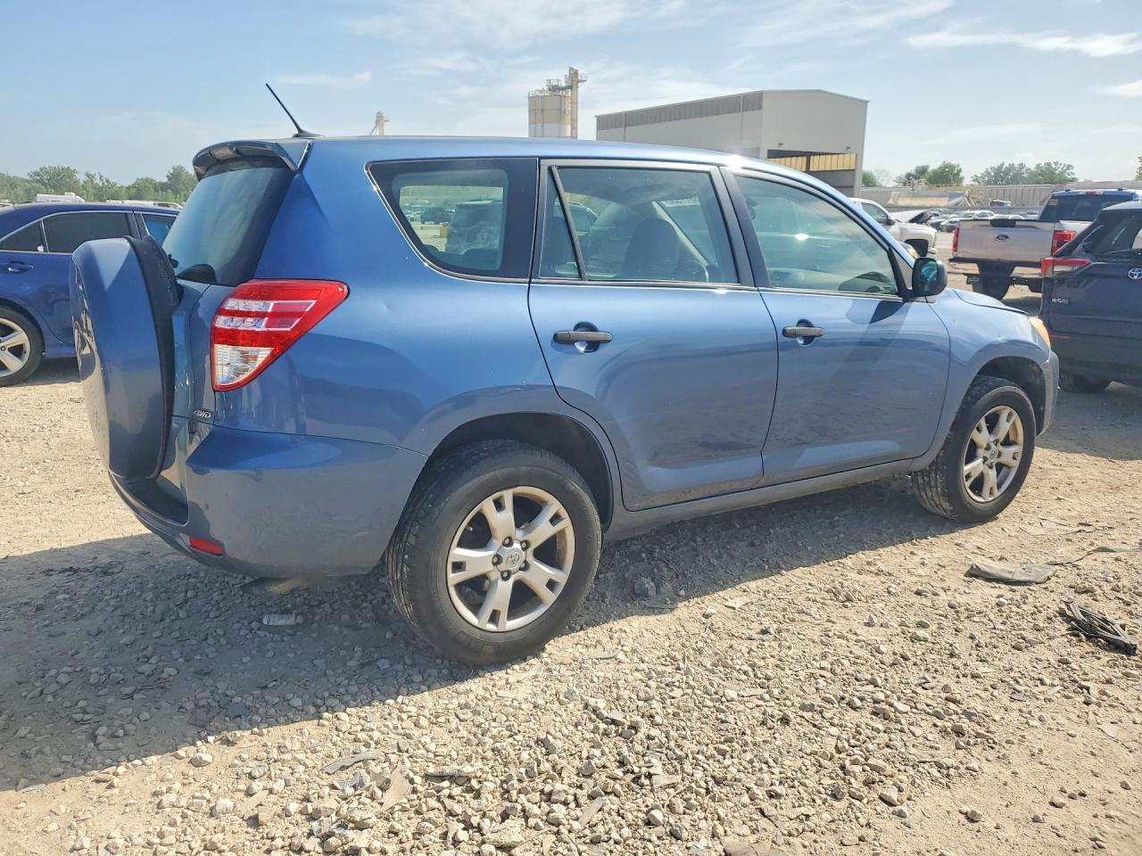 2010 TOYOTA RAV4 — фото 3