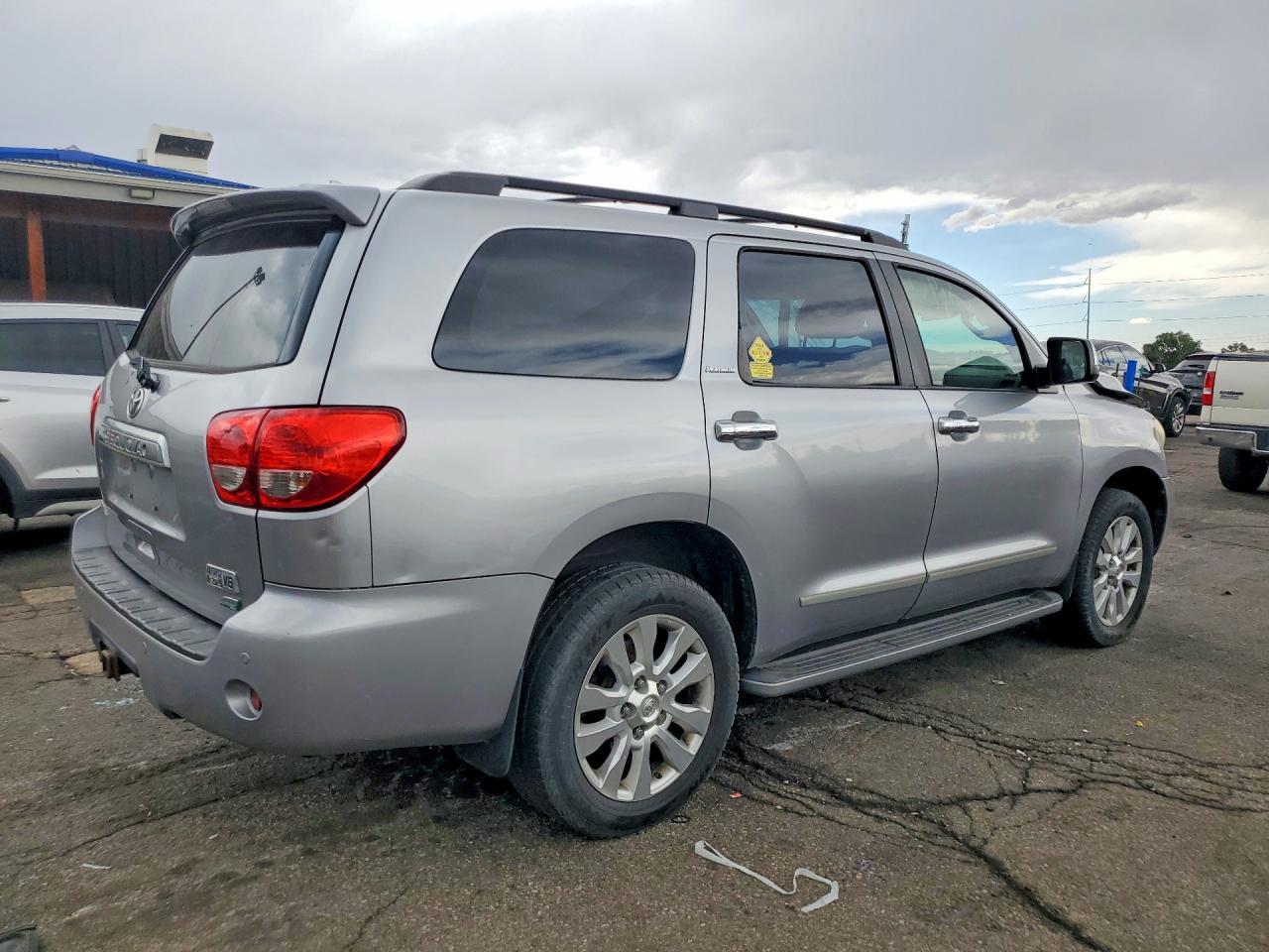 2010 TOYOTA SEQUOIA — фото 3