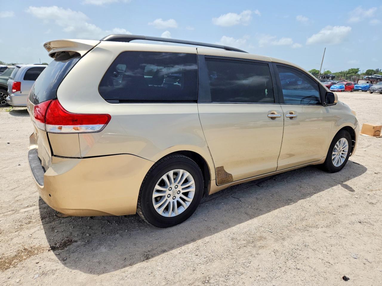 2014 TOYOTA SIENNA — фото 3