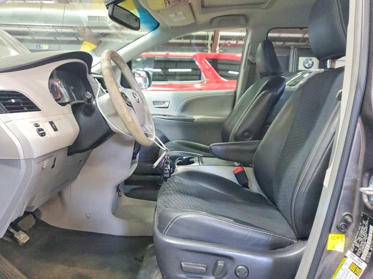 2012 TOYOTA SIENNA — фото 7