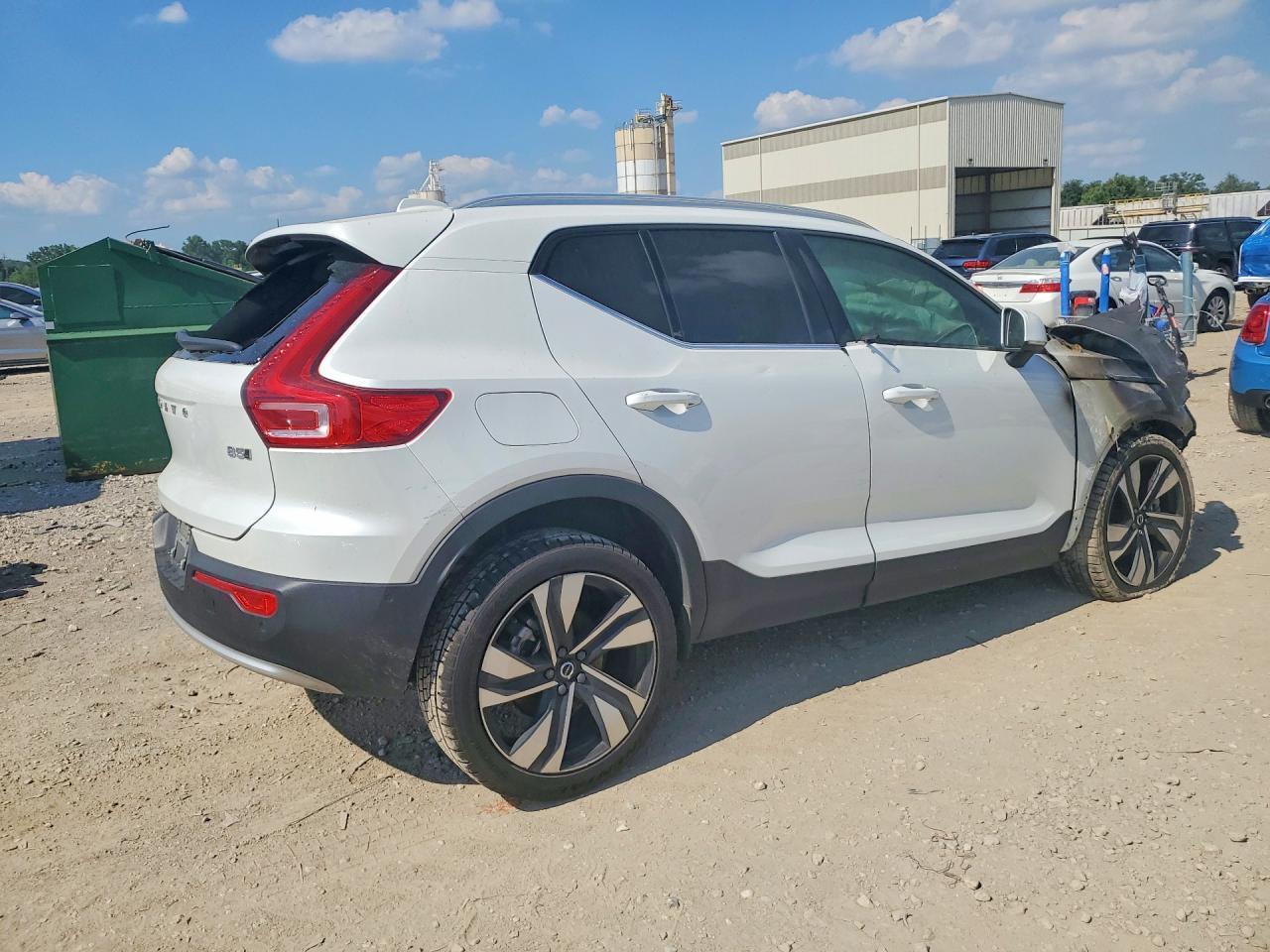 2023 VOLVO XC40 — фото 3