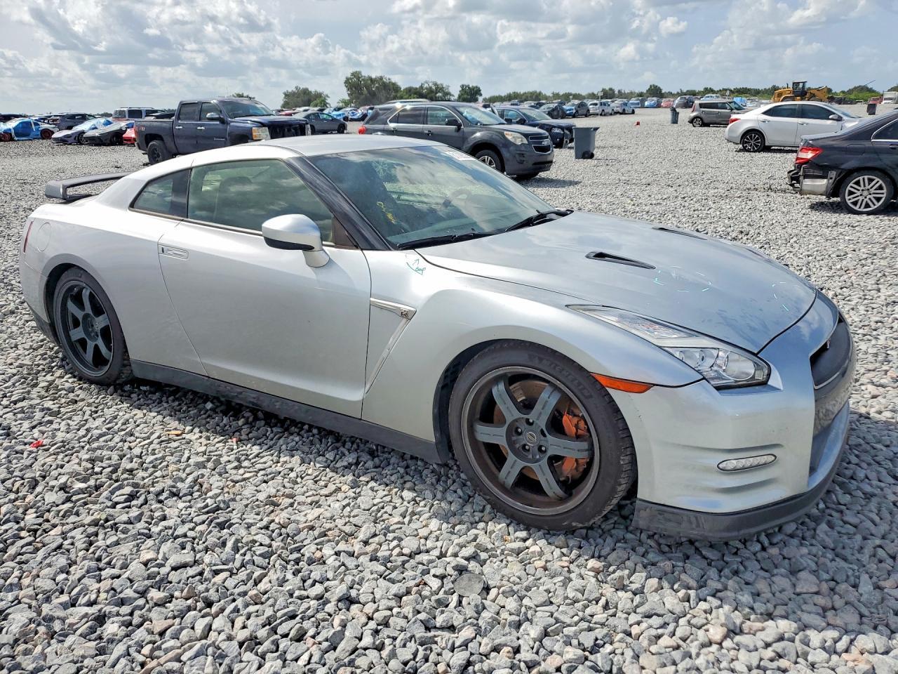 2016 NISSAN GT-R — фото 4