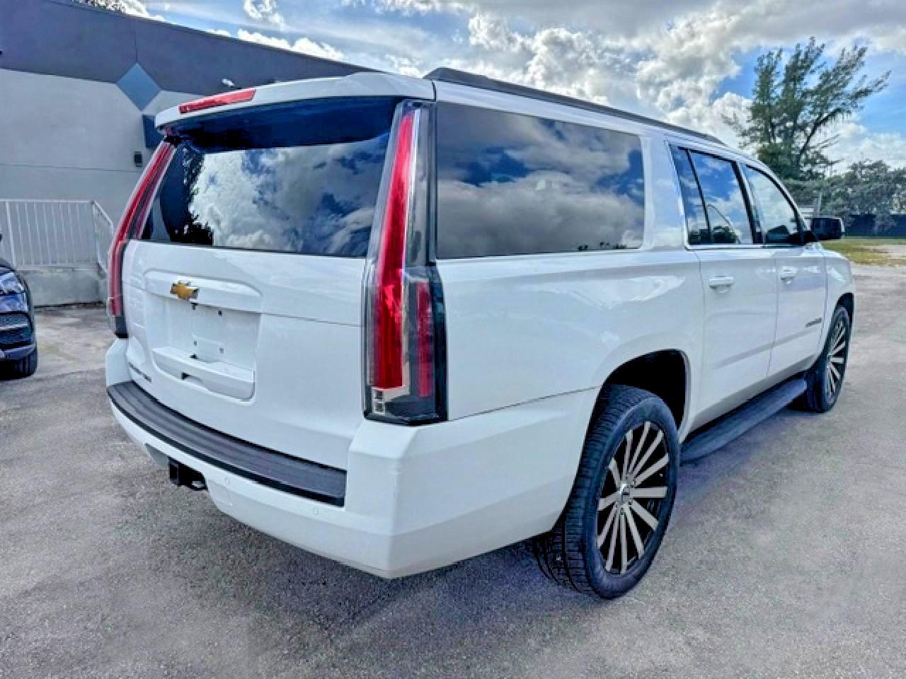 2015 CHEVROLET SUBURBAN — фото 3