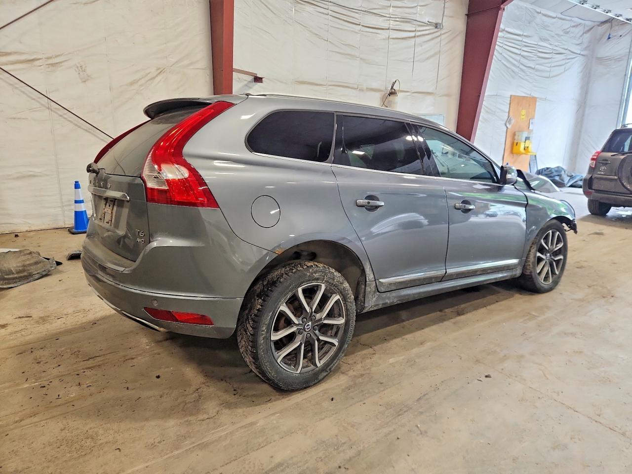 2016 VOLVO XC60 — фото 3