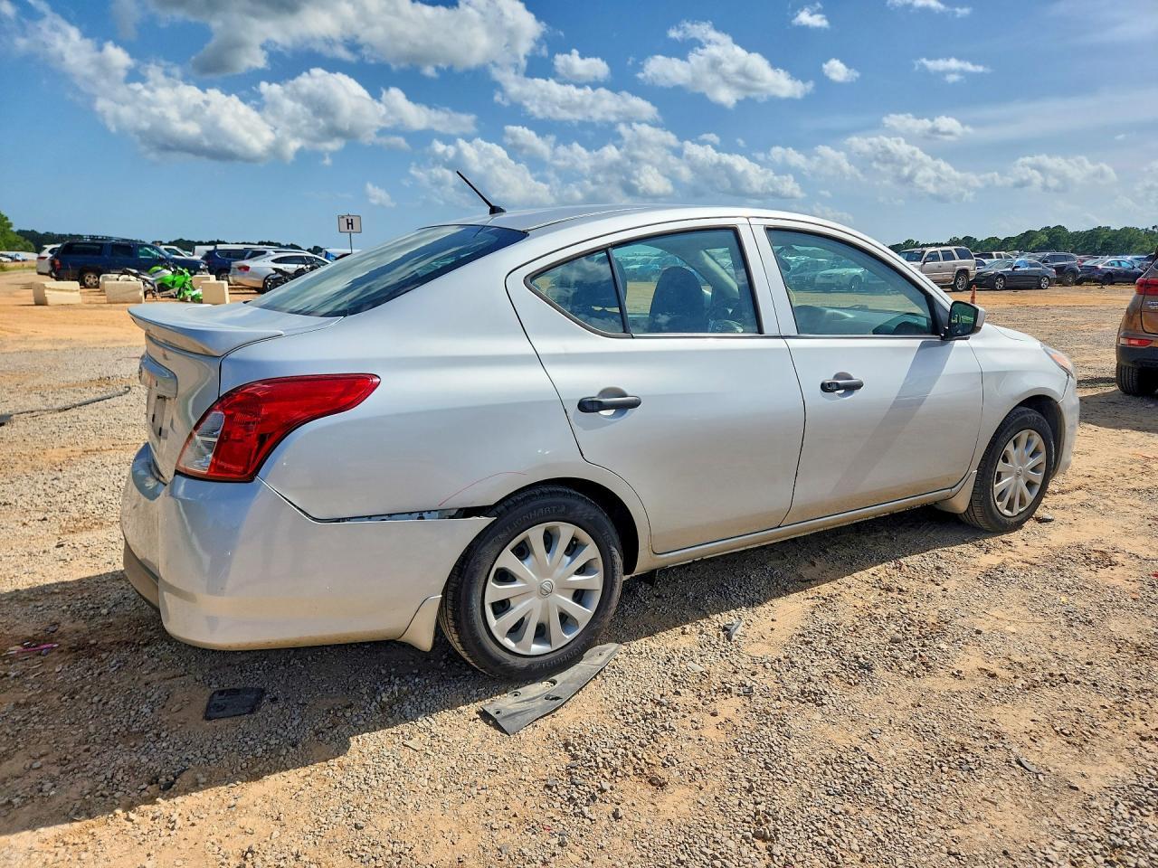 2018 NISSAN VERSA — фото 3