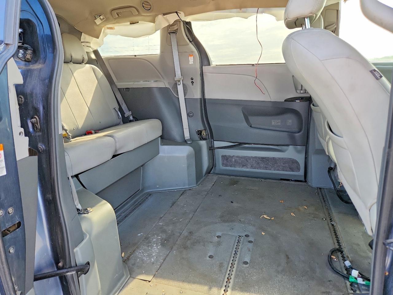 2017 TOYOTA SIENNA — фото 11